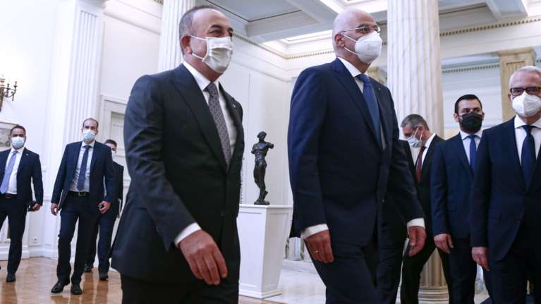 Επικοινωνία Τσαβούσογλου με Δένδια λόγω κορονοϊού: Τα "περαστικά" στον Έλληνα ΥΠΕΞ από τον Τούρκο ομόλογό του
