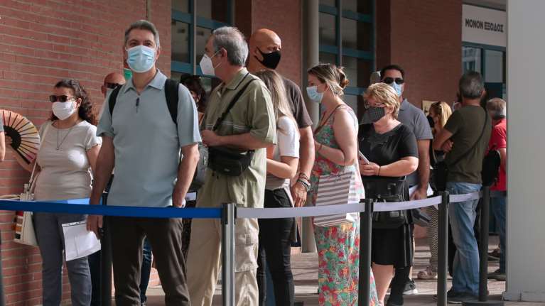 Κορονοϊός: Ποιοι εργαζόμενοι θα εμβολιαστούν υποχρεωτικά - Η λίστα με τα επαγγέλματα που μπαίνουν στο μέτρο