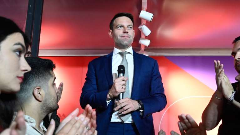 Με "κομμένα φτερά" και αμήχανος ο Κασσελάκης στην πρώτη του δήλωση για το φτωχό 14% στις ευρωεκλογές- Υποτονικό και το χειροκρότημα