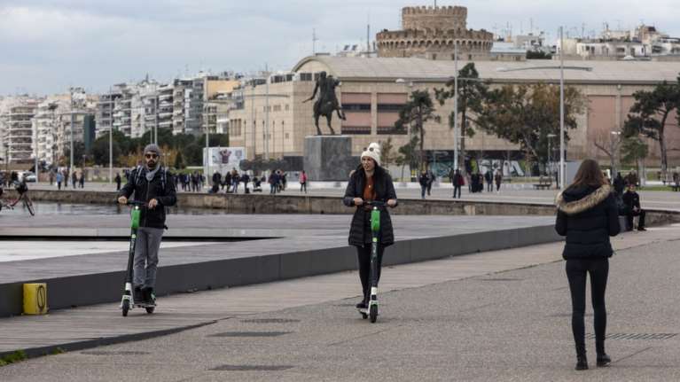 Λίγες νεφώσεις και βροχές, αλλά γενικά ηλιοφάνεια και μικρή πτώση της θερμοκρασίας