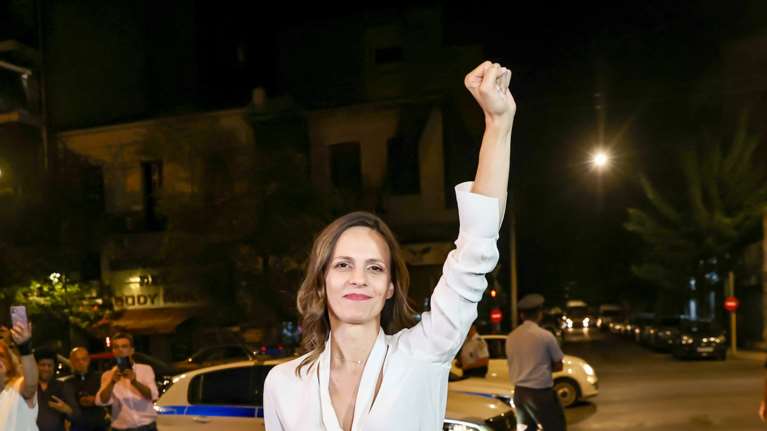 Η Αχτσιόγλου υποδέχθηκε το αποτέλεσμα με υψωμένη γροθιά και με σύνθημα για Ανυπακοή...