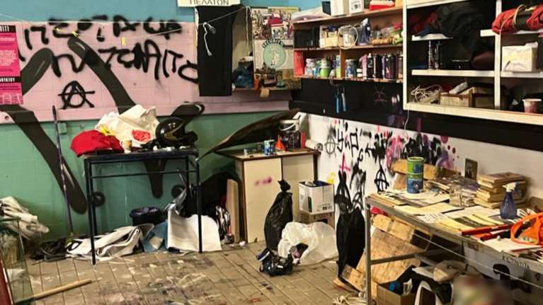 Νομική Αθηνών: Και ξένοι ανάμεσα στους 28 συλληφθέντες - Δεν έχουν σχέση με τη Σχολή λέει η ΕΛΑΣ, φοιτητές δηλώνουν οι Έλληνες