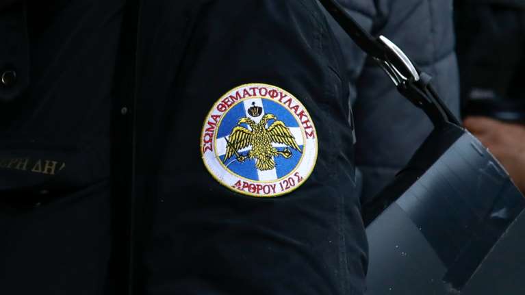 Σε &quot;εμφύλιο&quot; οι Θεματοφύλακες: Απειλούν με ισόβια όποιον κάνει mRNA εμβόλιο - Τα fake news που διαδίδουν