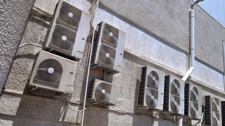 Σύσκεψη στο ΥΠΕΝ για την επάρκεια ρεύματος ενόψει καύσωνα - Σύσταση για τις ηλεκτρικές συσκευές τις ώρες αιχμής