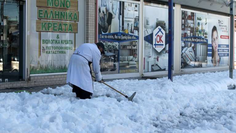 Αδιάβατοι οι δρόμοι από τα χιόνια στα προάστια: Εξαλλοι οι κάτοικοι με τους δημάρχους, έπιασαν μόνοι τους τα φτυάρια [εικόνες]