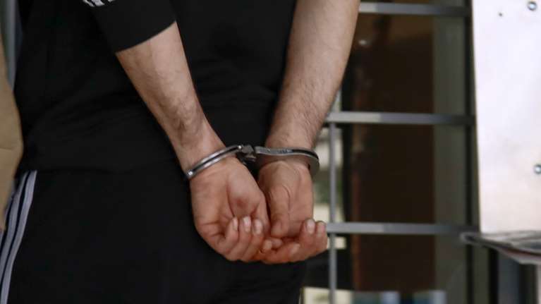 Χειροπέδες σε 47χρονο που είχε ρημάξει τα νότια προάστια - &quot;Χτυπούσε&quot; καταστήματα και έκλεβε μηχανές