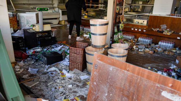 Ισχυρή έκρηξη σε παντοπωλείο στη Νέα Ερυθραία - Σοβαρές υλικές ζημιές [εικόνες - βίντεο]