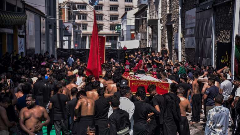 Ασούρα: Αναβίωσε στον Πειραιά το αιματηρό μουσουλμανικό έθιμο του αυτομαστιγώματος [βίντεο]