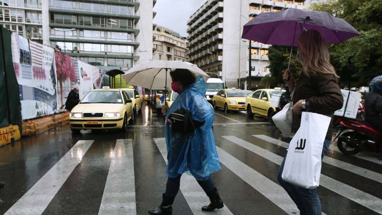 Αστατος σήμερα ο καιρός με κακοκαιρία-εξπρές: Ποιες περιοχές θα &quot;χτυπήσει&quot; - Νέο έκτακτο δελτίο της ΕΜΥ