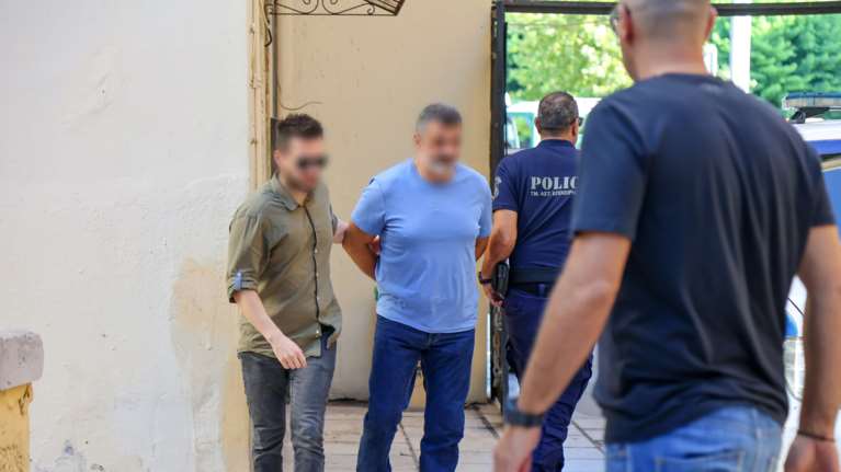 Νέες αποκαλύψεις για τον εκβιαστή αστυνομικό στα Χανιά: Βαλίτσες με λεφτά, απειλές και ύβρεις σε ΕΛ.ΑΣ. και Δικαιοσύνη