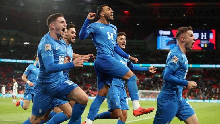 Τα βρετανικά ΜΜΕ αποθεώνουν την Ελλάδα για το διπλό στο Γουέμπλεϊ: &quot;Η πιο γλυκόπικρη ένδοξη νίκη&quot;