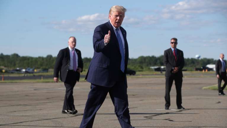 Νέα κίνηση πρόκληση από Τραμπ: Οι ΗΠΑ αγοράζουν το παγκόσμιο απόθεμα του remdesivir, βασικού φαρμάκου κατά του κορονοϊού