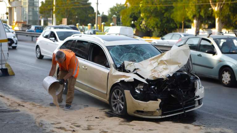 Τροχαίο στον Άλιμο: Ελεύθερος με όρους ο 23χρονος ταξιτζής που έπεσε πάνω στο απορριμματοφόρο