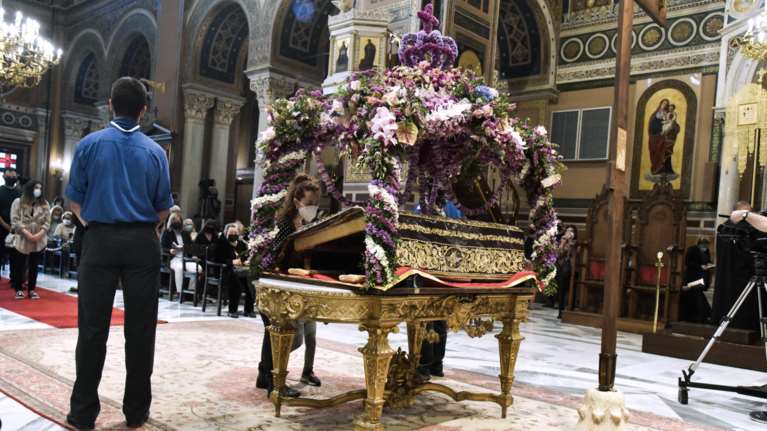 Επιτάφιος: Ελλείψεις σε ελληνικά γαρύφαλλα - Εισαγωγές από Τουρκία και Ιταλία για τον φετινό στολισμό