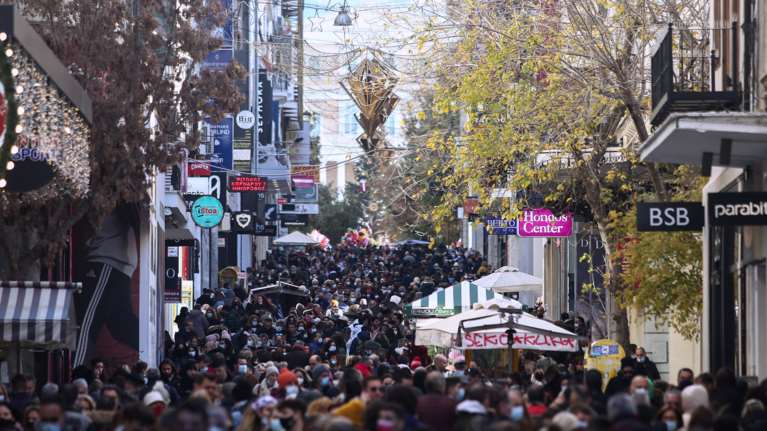 Επίσημο: Αυτά είναι τα συμπτώματα της μετάλλαξης Ομικρον - Μοιάζουν με κοινό κρυολόγημα