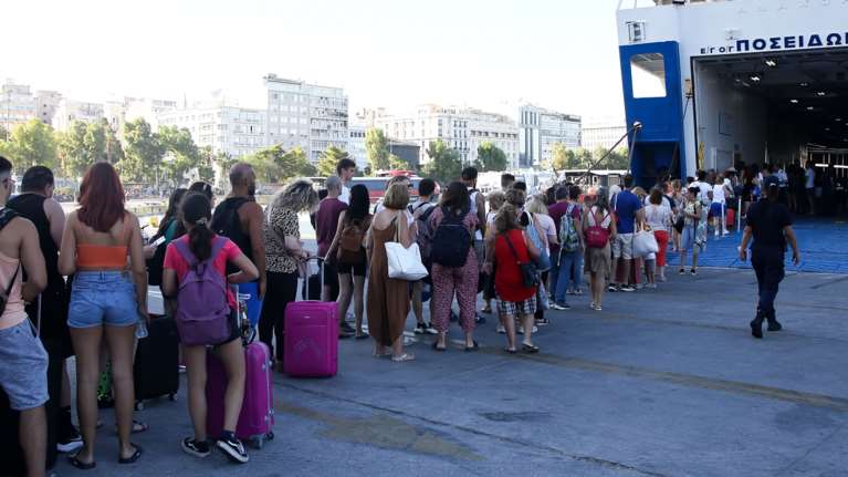 Αδειάζει η Αθήνα: Φεύγουν άρον άρον αδειούχοι του Αυγούστου - Αυξημένη η κίνηση σε λιμάνια, διόδια και ΚΤΕΛ - &quot;Νέκρωσε&quot; ο Βόλος