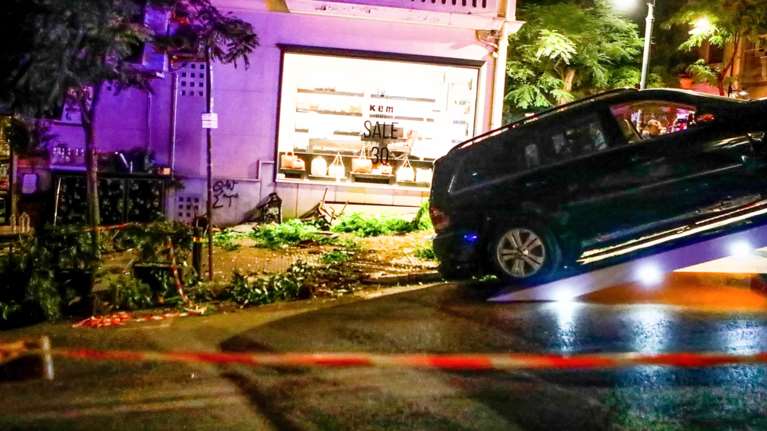 Κολωνάκι - Πώς έπεσε το πολυτελές τζιπ στους θαμώνες μπαρ: &quot;Γέμισαν τραυματίες τα πεζοδρόμια&quot; - Σοκάρουν οι μαρτυρίες