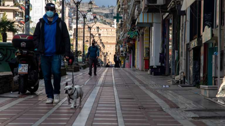 Eπιτροπή των λοιμωξιολόγων: Άσχημα νέα - Καμία χαλάρωση σε ωράριο και μετακινήσεις για τις γιορτές