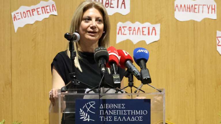 Η Μαρία Καρυστιανού διαψεύδει το σενάριο περί νέου κόμματος και... ΠΑΣΟΚ: &quot;Fake - Υποτελή τρολ &quot;