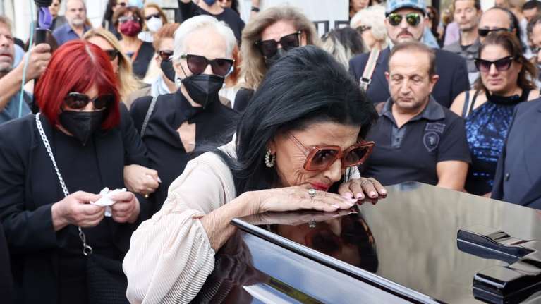 Συγκίνηση στο τελευταίο αντίο στη Μάρθα Καραγιάννη - Ποιοι πήγαν [εικόνες]