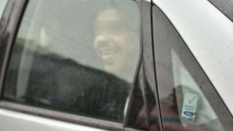 Κολωνός: Εξοργιστικός ένας από τους βιαστές της 12χρονης- Έβγαλε τη γλώσσα του στους δημοσιογράφους [Εικόνες]