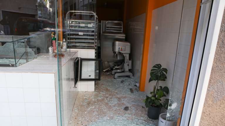 Εκρηξη σε ζαχαροπλαστείο στο Παγκράτι - Αγνωστοι πέταξαν χειροβομβίδα [εικόνες - βίντεο]