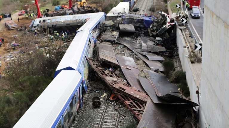 Τέμπη: Απειλούν τον σταθμάρχη από τον Παλαιοφάρσαλο - Του βάζουν το τραγούδι &quot;οι μάγκες δεν υπάρχουν πια, τους πάτησε το τρένο&quot;