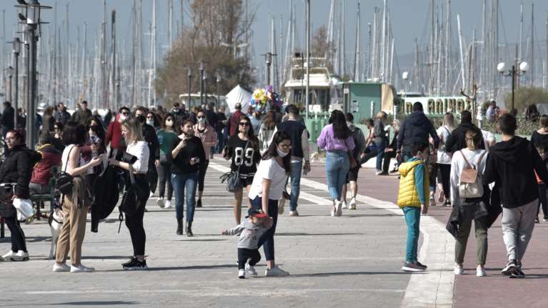 Οι Αθηναίοι έστειλαν μήνυμα &quot;Πάμε στο Φάληρο&quot;: Όλοι στην παραλία παρά την παράταση του lockdown
