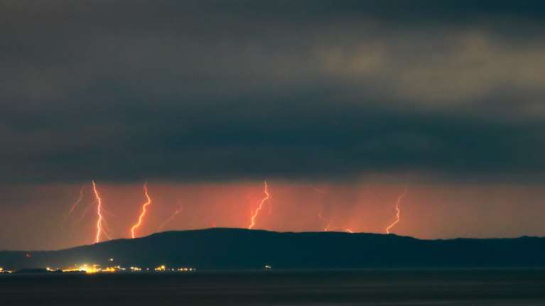 Σαρώνει η κακοκαιρία: Βροχές, χιόνια, θυελλώδεις άνεμοι και βουτιά του υδράργυρου - Η πρόγνωση για την Αττική [Χάρτες-Βίντεο]
