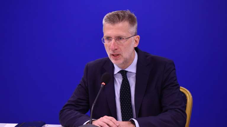 Live η ενημέρωση των πολιτικών συντακτών από τον Εκπρόσωπο Τύπου της ΝΔ , Άκη Σκέρτσο