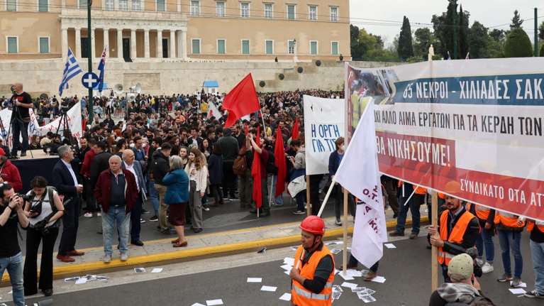 Πλήθος κόσμου στο κέντρο της Αθήνας για την Εργατική Πρωτομαγιά - Ολοκληρώθηκαν οι πορείες [εικόνες-βίντεο]