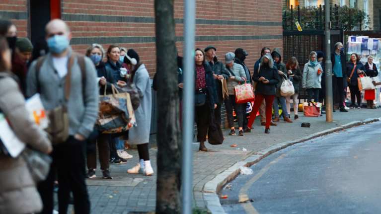 Πανικός στο Λονδίνο- Τεράστιες ουρές έξω από σούπερ μάρκετ- Αδειασαν τα ράφια, φοβούνται ελλείψεις λόγω κλειστών συνόρων