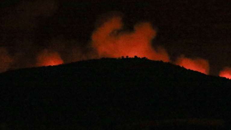 Φωτιά στην Ηλεία: Νύχτα κόλασης στην Πηνεία - Τεράστιο το μέτωπο, καίγονται σπίτια - Καταγγελία για &quot;χτύπημα εμπρηστή&quot;