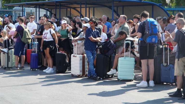 Χάος από τους ισχυρούς ανέμους: Χιλιάδες ταξιδιώτες εγκλωβισμένοι - Τα τροποποιημένα δρομολόγια