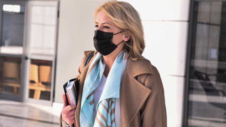 Ο ΣΥΡΙΖΑ στηρίζει τη Δούρου: Πρόσχημα η έφεση κατά της αθώωσής της για να μείνει υπό δικαστική ομηρία