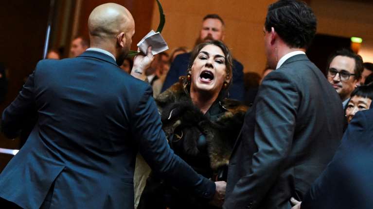 Επεισόδιο με τον Βασιλιά Κάρολο στην Αυστραλία: Γερουσιαστής τον διέκοψε και ούρλιαζε &quot;γ*** την αποικία&quot; [βίντεο]