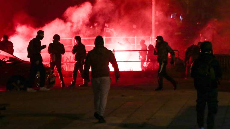 Νέα Σμύρνη: Άλλοι τρεις ύποπτοι για την επίθεση στον αστυνομικό - Η απόρρητη έκθεση της ΕΛ.ΑΣ. για &quot;μπαχαλο-χούλιγκαν&quot;