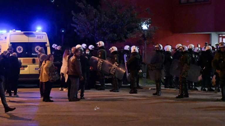 Εξαιρετικά κρίσιμη η κατάσταση του 31χρονου αστυνομικού που χτυπήθηκε από φωτοβολίδα – Αναμένεται ανακοίνωση των γιατρών