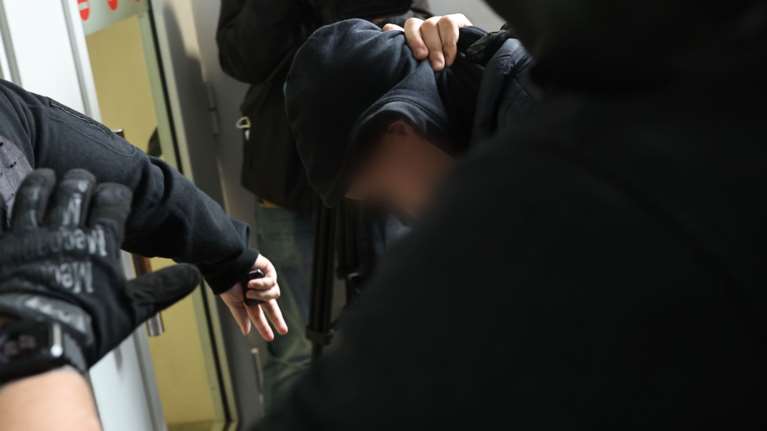 Ρέντης: Με σκυμμένο κεφάλι και αμίλητος στην ανακρίτρια ο 18χρονος που τραυμάτισε τον αστυνομικό [εικόνες]