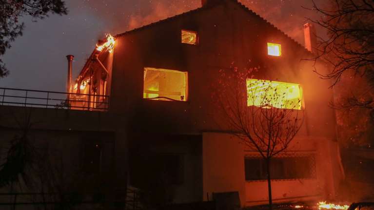 Τέσσερις συλλήψεις για τις φωτιές που κατακαίνε την Ελλάδα: Παρίστανε τον εθελοντή ο ένας