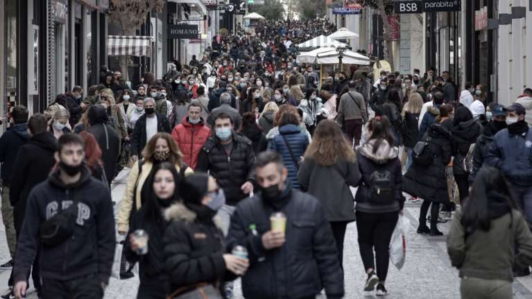 Οι ουρές στην Ερμού απειλούν το &quot;ήπιο lockdown&quot; της Δευτέρας - Κρίσιμη η Κυριακή