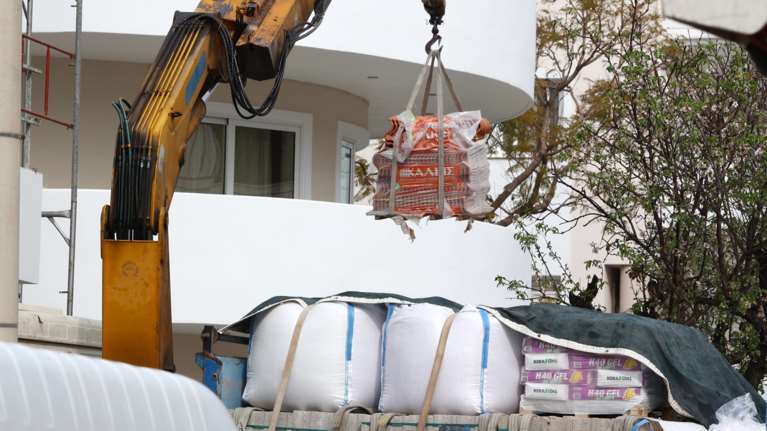 Τραγωδία στη Βούλα: Νεκρός ο 28χρονος χειριστής του γερανοφόρου - Πώς έγινε το δυστύχημα με τα ηλεκτροφόρα καλώδια