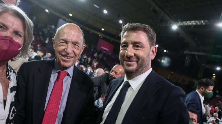 Ανοιχτή στήριξη Σημίτη σε Ανδρουλάκη:  Τι λέει για την κυβέρνηση Μητσοτάκη, τις επενδύσεις, τα επιδόματα και τα ελληνοτουρκικά