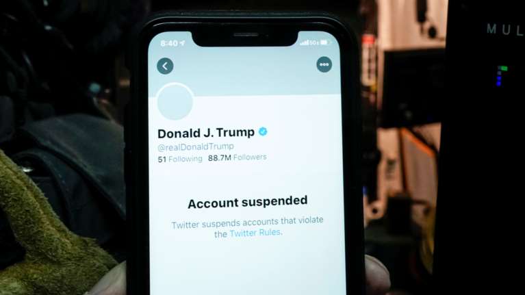 Το Twitter &quot;παγώνει&quot; μόνιμα το λογαριασμό του Ντόναλντ Τραμπ - Κίνδυνος να ξεσπάσουν νέες ταραχές