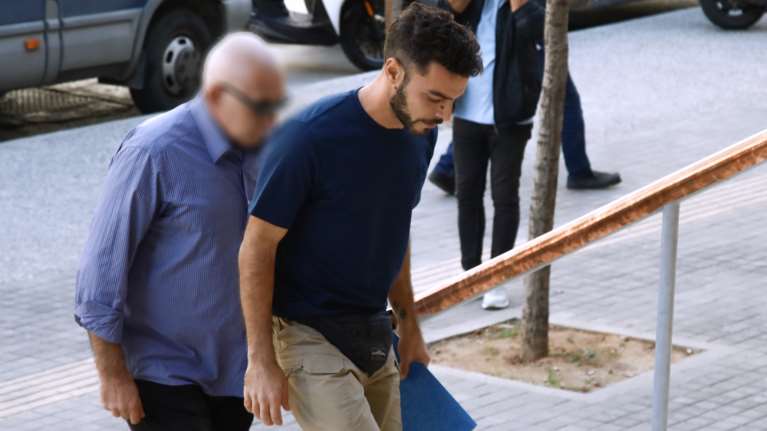 Θεσσαλονίκη: Στο δικαστήριο ο αρνητής πατέρας με τις θεωρίες συνωμοσίας - Καμαρωτός και χωρίς μάσκα