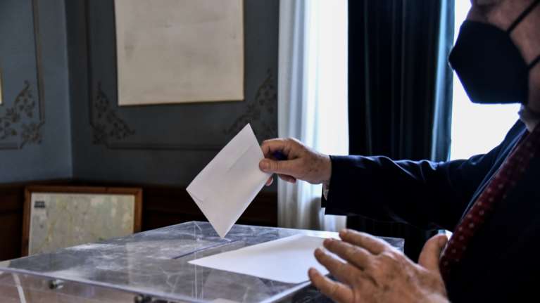 Δημοσκόπηση Interview: Χάνει 5,2% η ΝΔ και 2,1% ο ΣΥΡΙΖΑ - Στο 3,6% η διαφορά τους