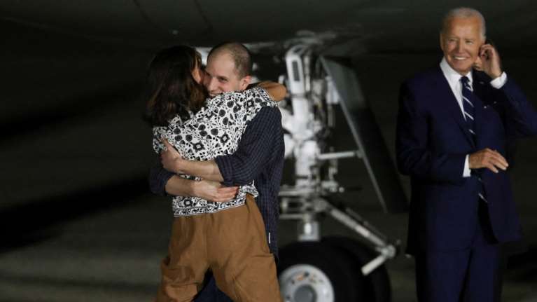 Βαθιά συγκίνηση στην υποδοχή των Αμερικανών που απελευθερώθηκαν από τη Ρωσία - Στο αεροδρόμιο Μπάιντεν και Χάρις