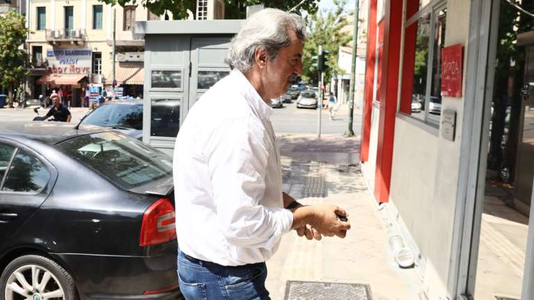 Η άφιξη Πολάκη στην Κουμουνδούρου λίγο πριν ρίξει τη βόμβα- Με τη μηχανή, άνετος και χαμογελαστός