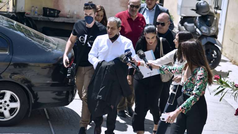 Δικάζεται σήμερα ο Θέμης Αδαμαντίδης: Το βίντεο του ξυλοδαρμού της συντρόφου του και οι ισχυρισμοί του τραγουδιστή