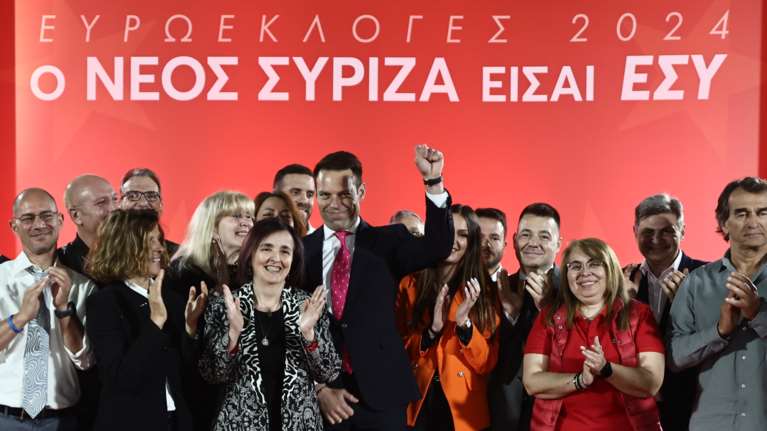 ΣΥΡΙΖΑ: Τους πρώτους 20 υποψήφιους ευρωβουλευτές παρουσίασε ο Κασσελάκης με γραβάτα όπως... ο βασιλιάς Κάρολος